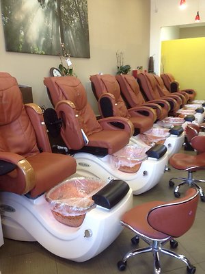 12 Colour Nails Spa east hollywood